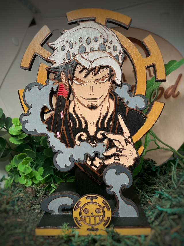 Figurine on piece, Trafalgar Law en bois.