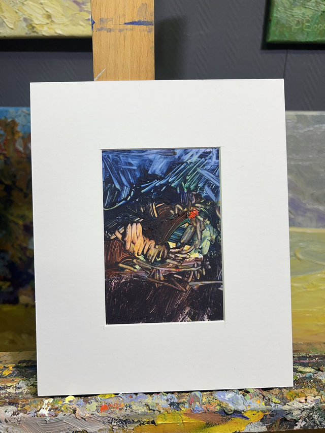Fragment 806 „Der Blick“ von Rostyslav Voronko, Öl auf Karton, 2024 – abstraktes Auge in Blautönen und Ocker.