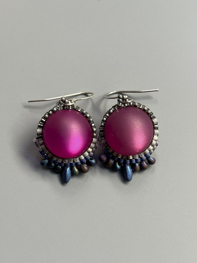 Boucles d'oreilles en perles boules fuchsia 