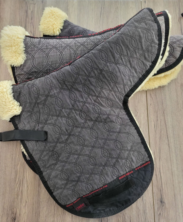Tapis de selle forme dressage LAMMFELLE – Noir/Mouton – Occasion