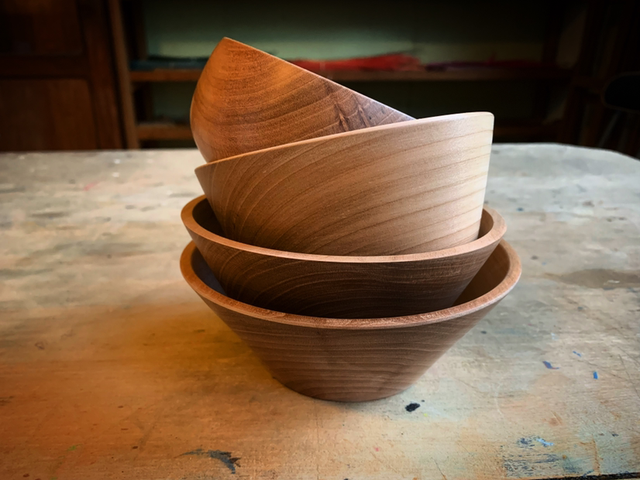 Petit bol conique en merisier 