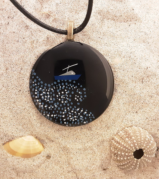 Pendentif rond collection Maritime petit bateau sur grosse vague fond bleu noir