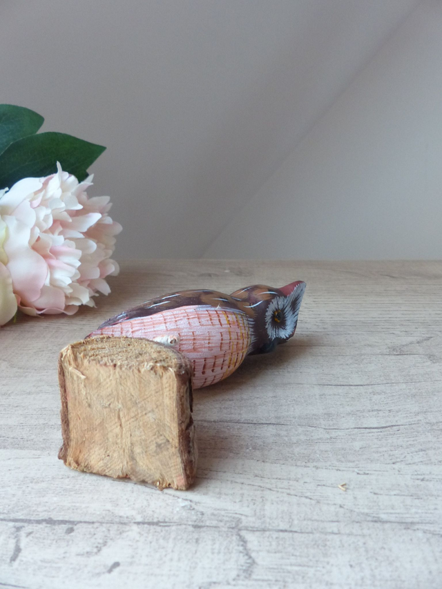Petite Statuette Hibou en Bois - Figurine Vintage Sculptée et Peinte Main Marron et Rose - Décoration Vintage Authentique, Artisanat du Bois