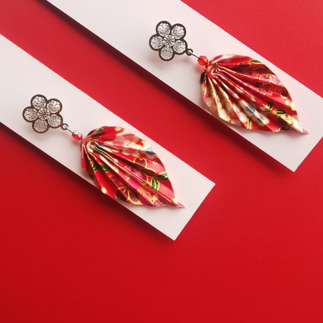 Boucles d&#039;oreilles feuilles rouges