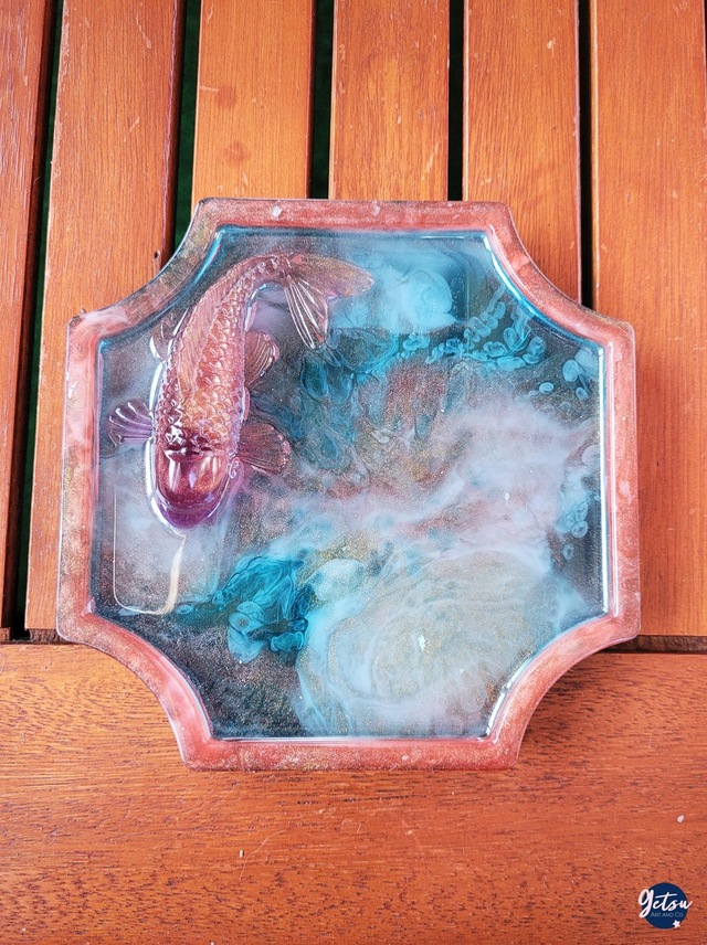 Petit vide-poche/porte-savon carpe koi marron violette, fond bleu et orange