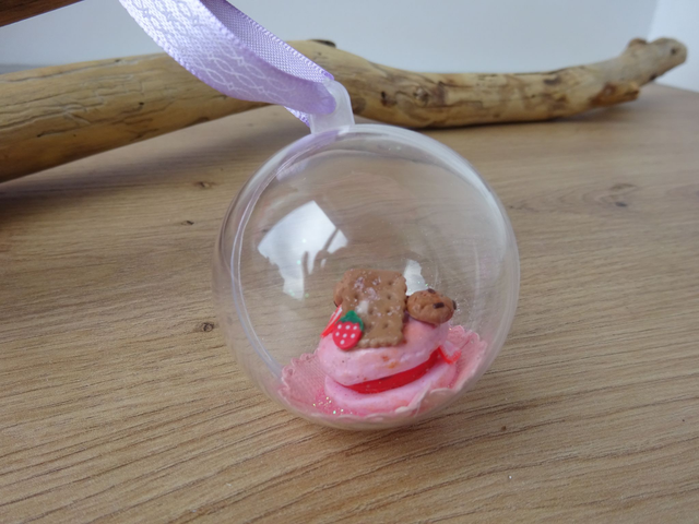 Suspension gourmande - macaron à la fraise et biscuit