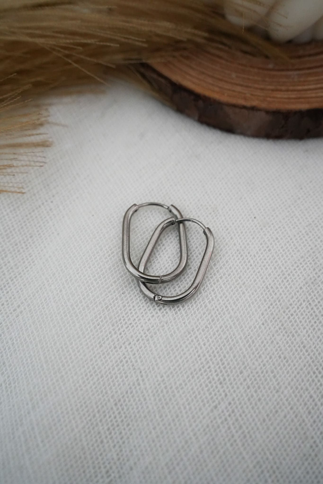 Créoles argentées rectangulaires rondes