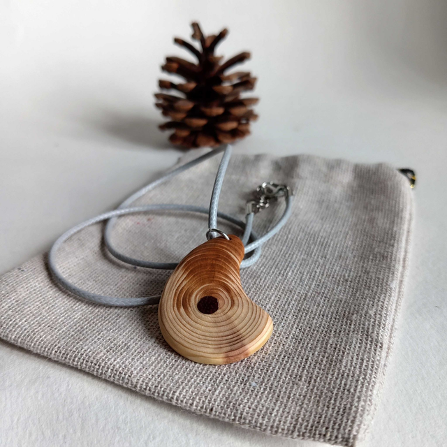 Pendentif en séquoia