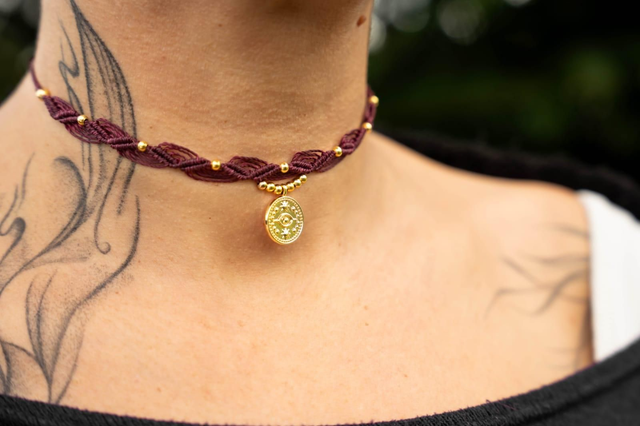 Ras de cou en micro-macramé couleur prune avec pendentif doré oeil de protection
