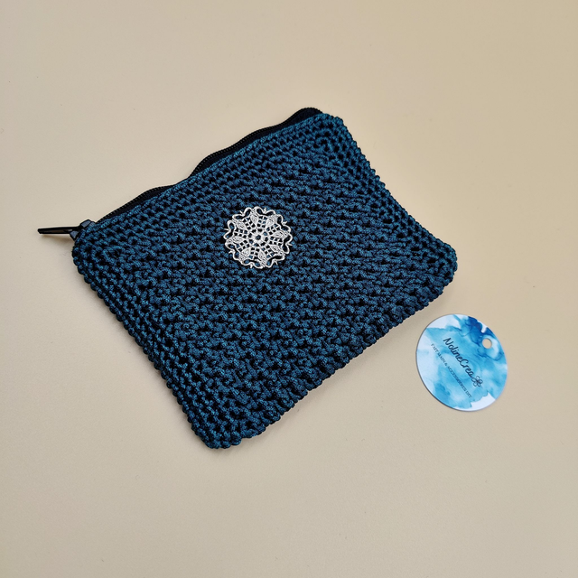 Porte-monnaie crocheté main vert foncé – pochette zippée avec médaillon dentelle