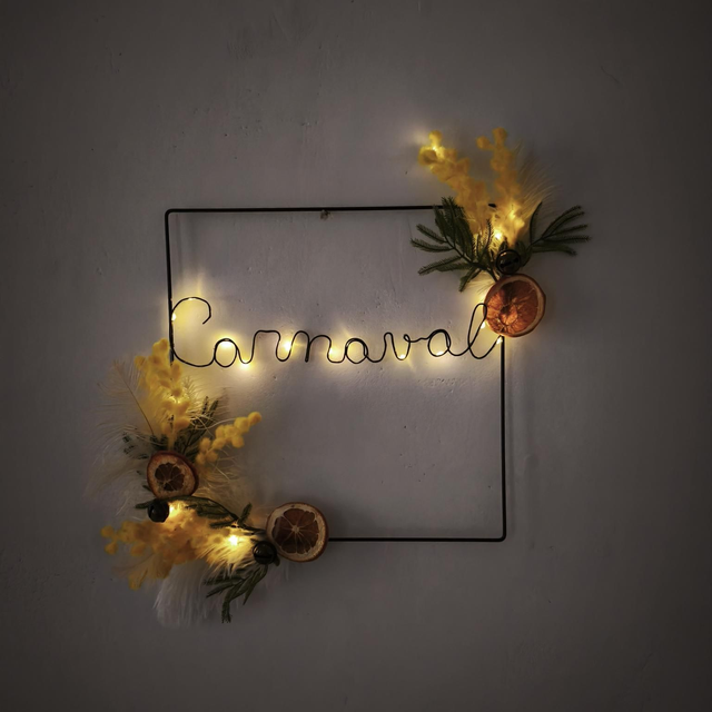 Décoration Carnaval – Couronne carrée à accrocher avec guirlande LED, plumes & oranges séchées