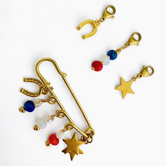 NATION Broche dorée et ses 3 CHARMS bonnet