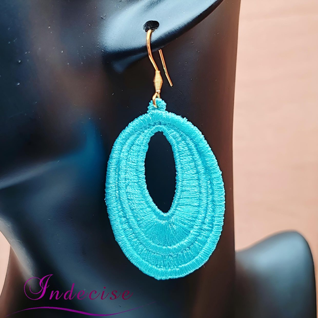 Boucles d'oreilles bleu ciel, broderie en machine - Créations issues de l'artisanat français par Indecise