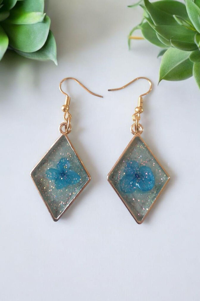 Boucles d'oreilles en résine uv, hypoallergénique fait main 