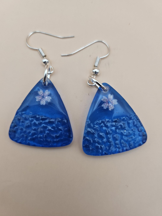 Boucles d'oreilles bleues avec petite fleur 
