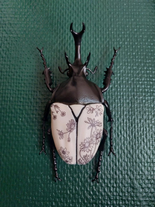 Scarabée en résine à suspendre fleurs noirs