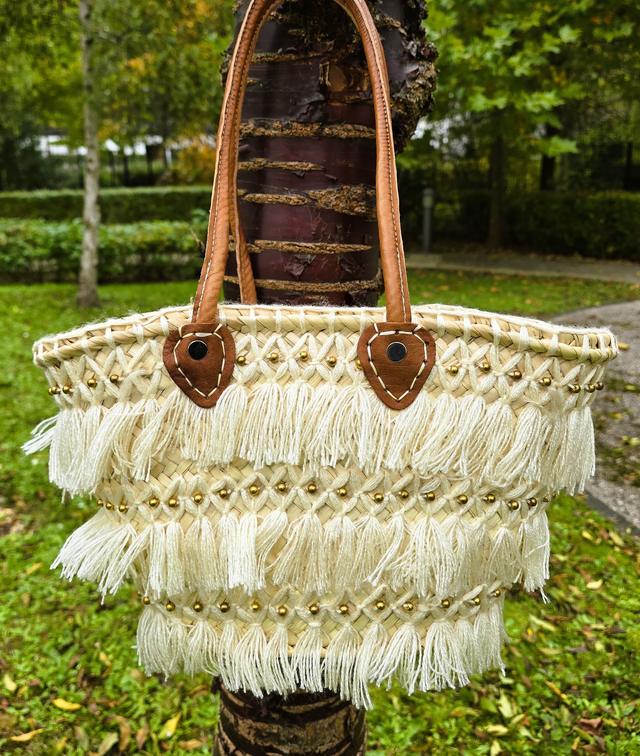 Panier "Atlas" en feuille de palmier avec franges et petites perles