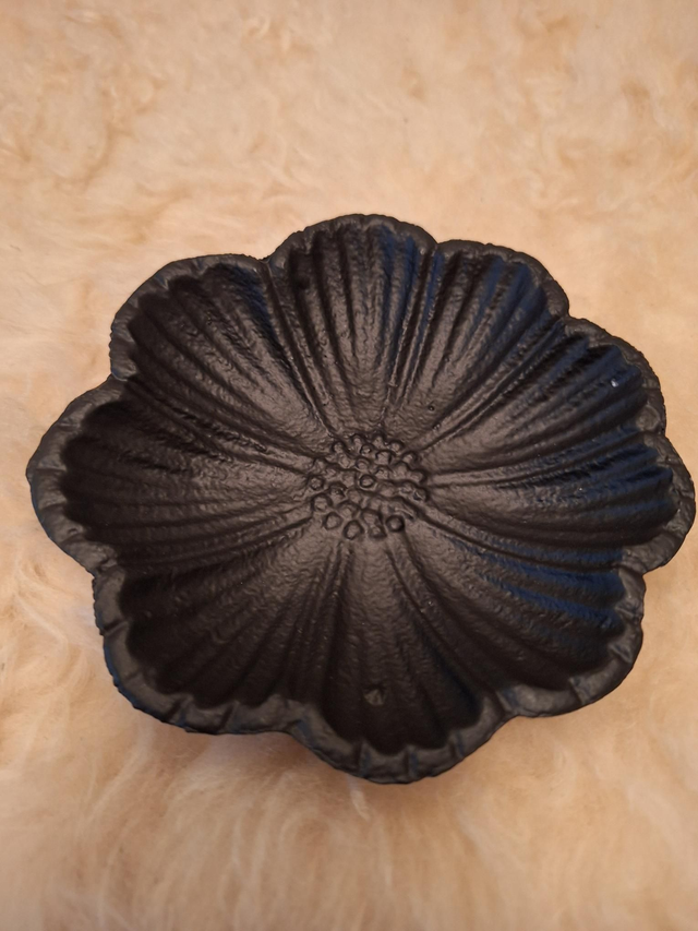 Schaaltje metalen bloem