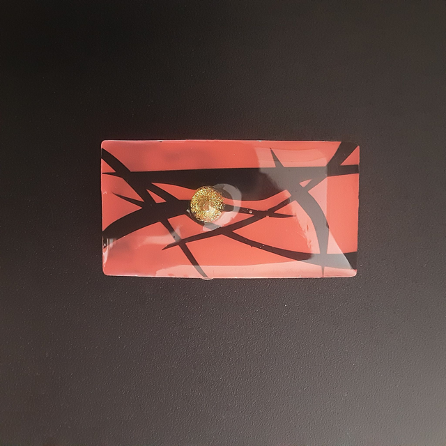 Broche rectangle collection vitrail fond framboise et décor noir avec cabochon or