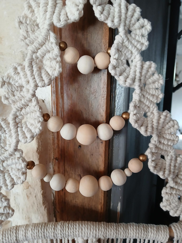 Sapin mural en macramé et perles bois – 70 cm sur bois flotté 35 cm
