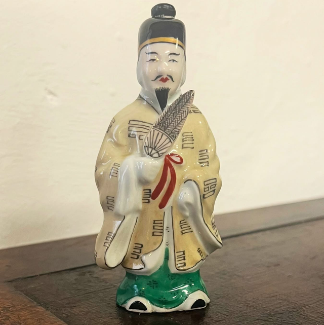 Chinese Porcelain Figural Snuff Bottle, Guangxu Mark – Circa 1900