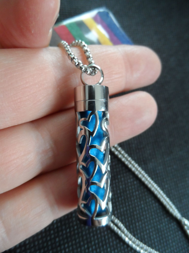 Collier diffuseur pour huile essentielle