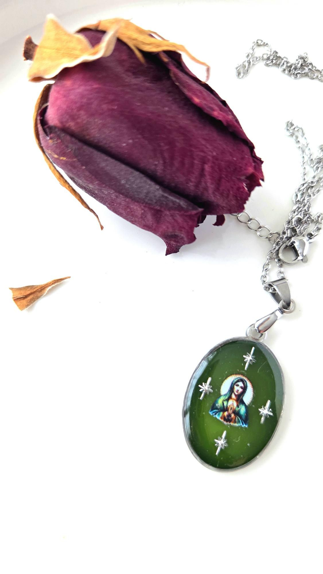 Collier Vierge Marie vert profond