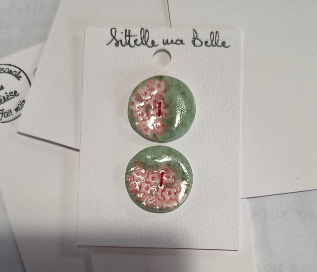 Boutons fleuris rouge et vert par 2