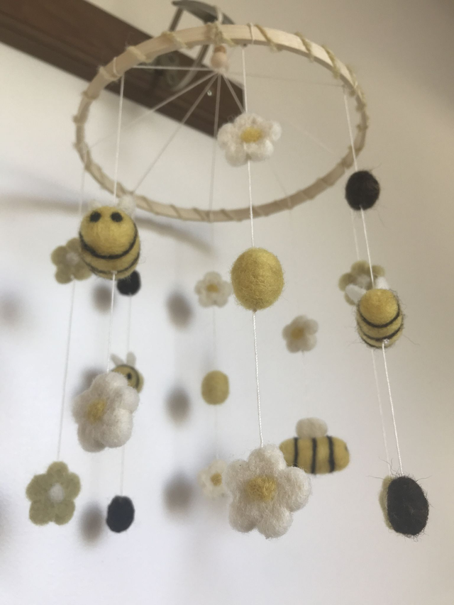 Mobile pour bébé - Abeilles et fleurs - SUR COMMANDE UNIQUEMENT