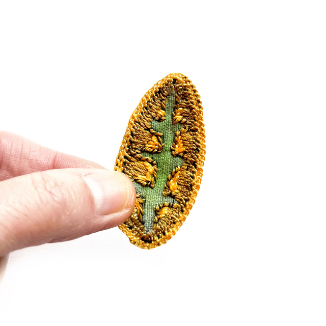 Broches peintes et brodées main (à choisir dans la liste)