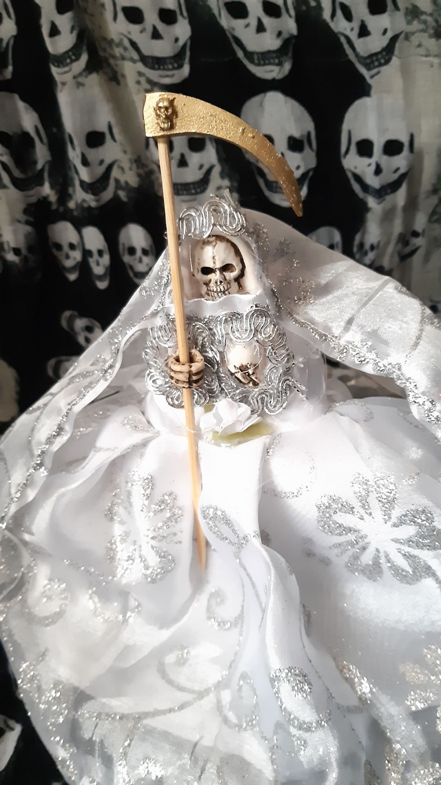 Statue Santa Muerte blanche avec robe