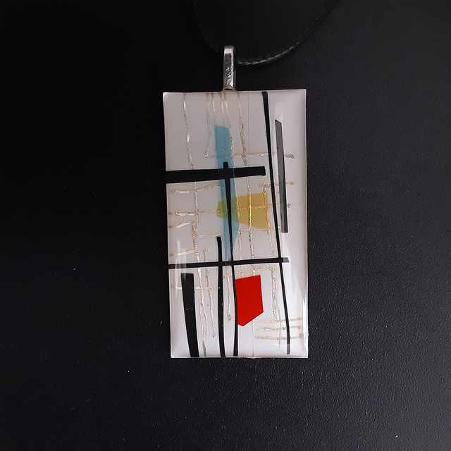 Pendentif rectangle collection Tec2-fond  blanc et incrustation jaune et bleu et noire-lignes argentées