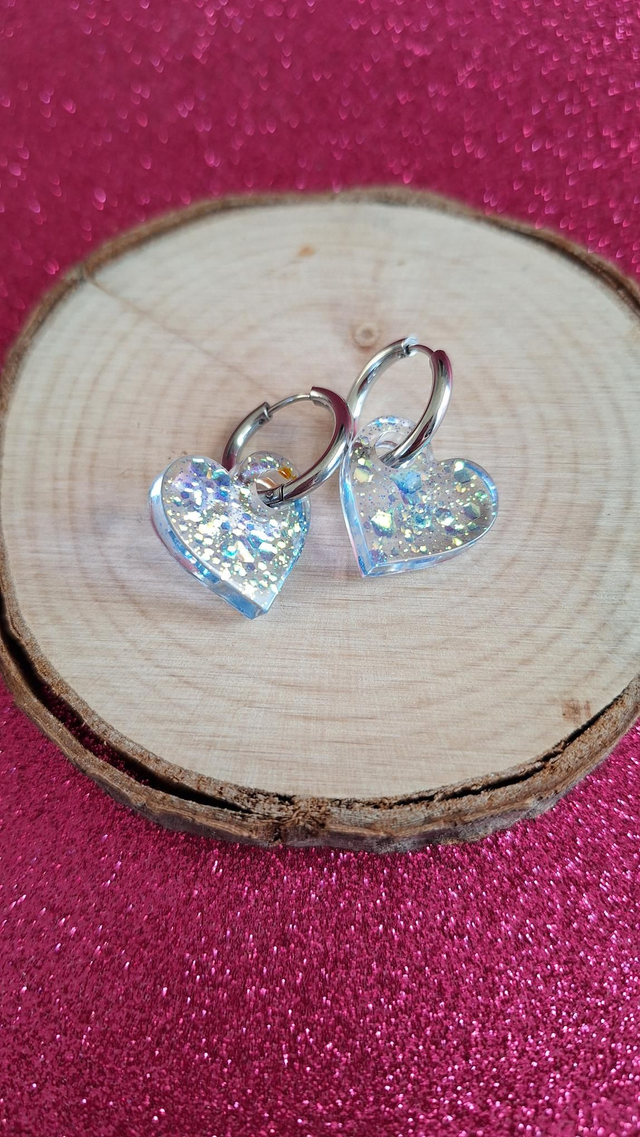 Créoles argentées cœurs paillettes bleues holographiques 