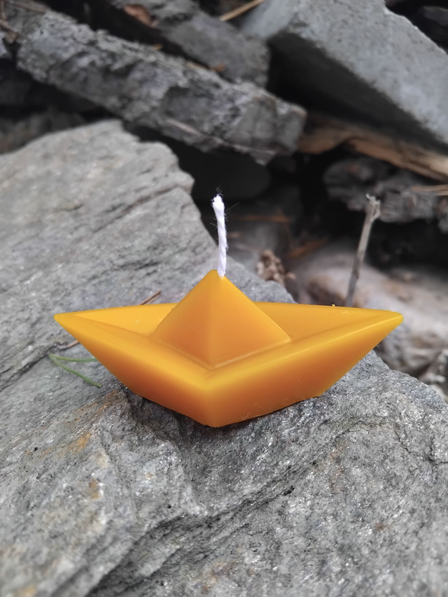 Plovoucí svíčka ze včelího vosku - loďka