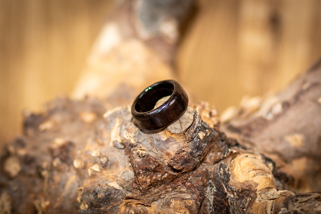 Ring: Schattenglanz – Handgefertigter Holzring 18mm