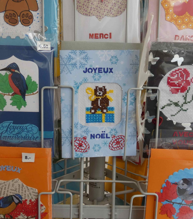 L'ours brodé au cadeau de Noël