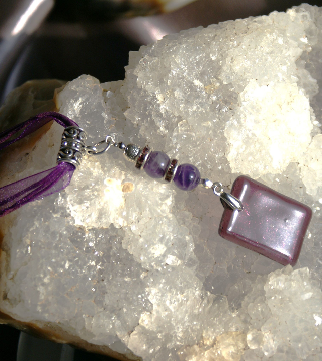 Pendentif en verre prune et chaîne en coton  violet.