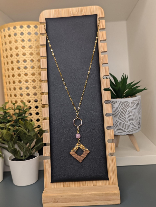 Collier long, sautoir, avec une chaine de couleur or, des perles naturelles, un pendentif en métal et pendentif en bois.