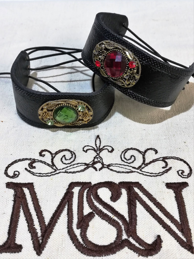 Bracelet en cuir à cabochon