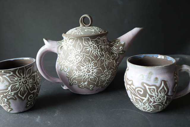 Teapot Set, 1x teapot & 2x cups, pastel matt lila and white floral patterns