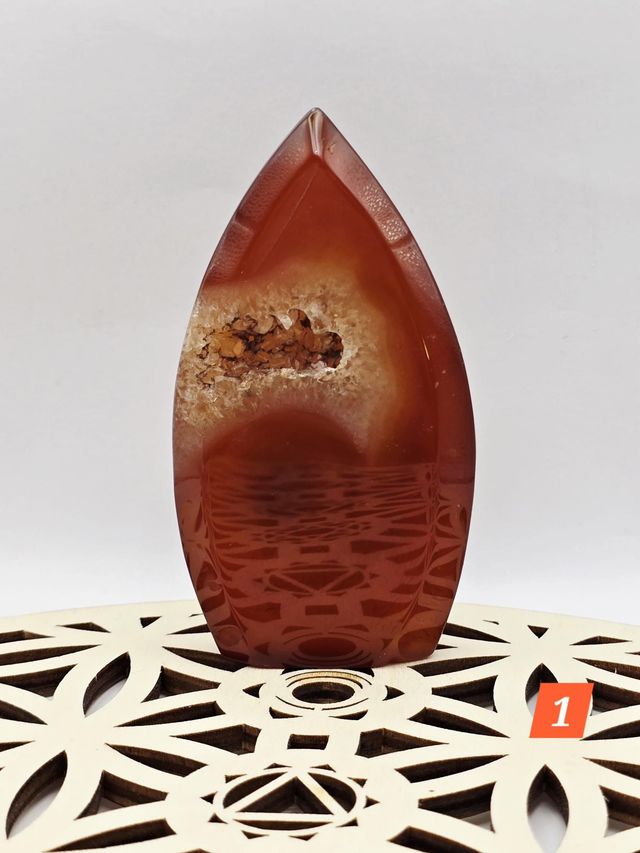 Cornaline en pointe avec cavité cristallisée 