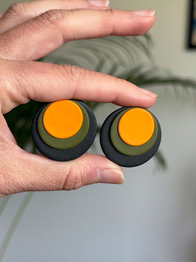 Eclipse negro, caqui y naranja