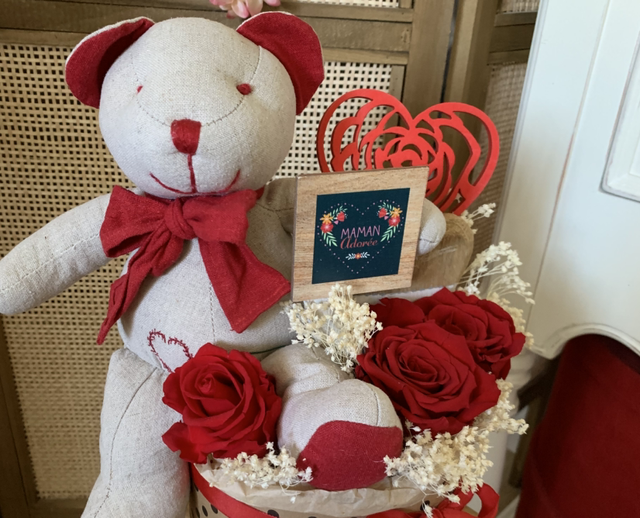 Boîte décors ourson ,trio de roses éternelles