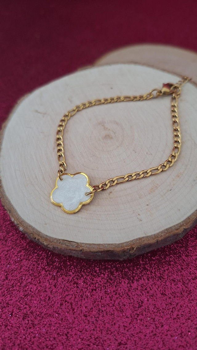 Bracelet gourmette dorée fleur blanche
