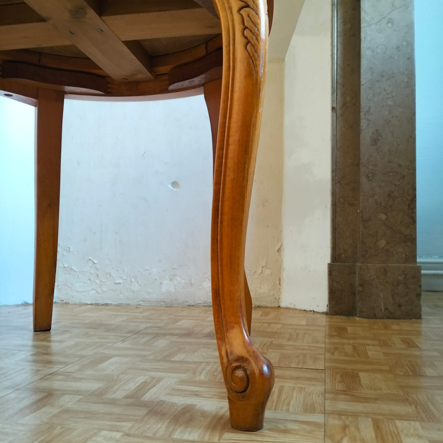 Paire de Chaises Style Louis XV en bois sculpté avec dossier cannage.