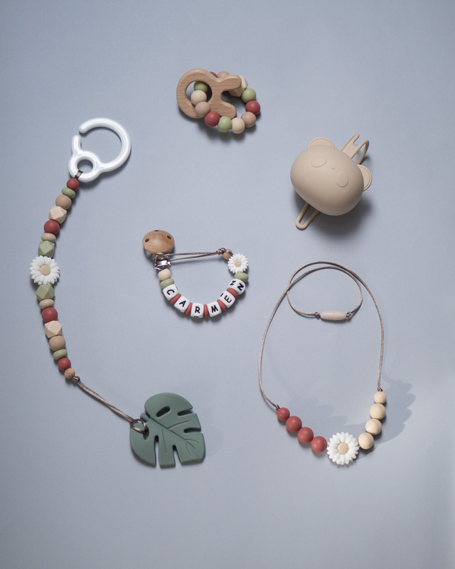 FAMILIA MARGARITA | Collar Apego + Mordedor Mano + Chupetero Personalizado + Cadena de Carro con Mordedor + Guarda Chupete