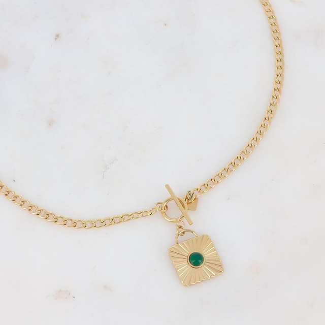 Collier maille doré, pendentif carré gravé