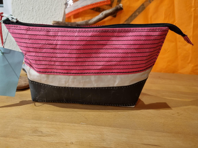 Kulturtasche aus Upcycling mit Segel mit Sufsegelrfsegel
