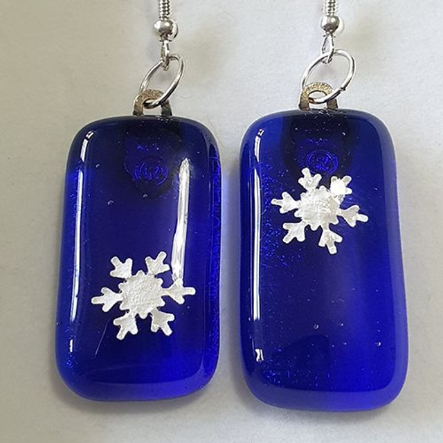Blue fused glass with white snowflake design dangly earrings e54