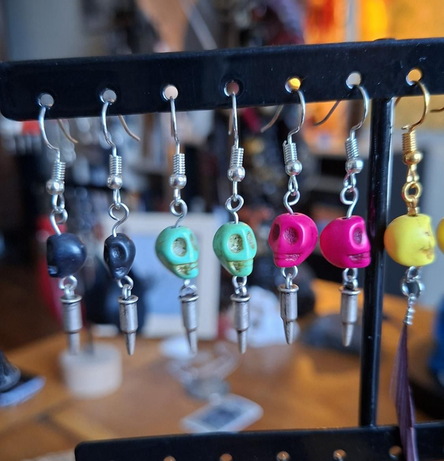 Boucle d&#039;oreille crâne/munition